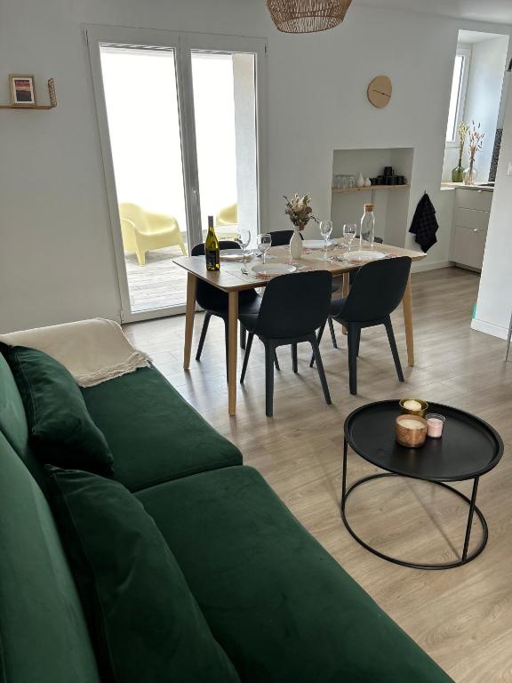 La terrasse : Appartement chic 2 chambres au coeur de Pau - B&B Pau