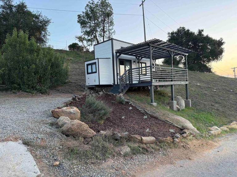 Tiny House - mountain views close to everything - B&B Valley Center