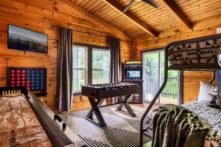 The Copper Bird Mid Century Hot tub Arcade Gameroom Rock Climbing wall - B&B Gatlinburg