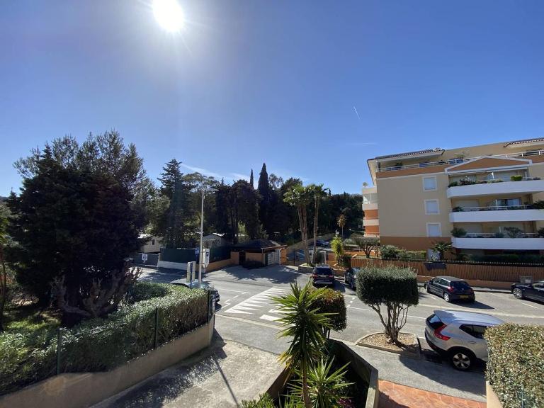 Appartement climatisé avec terrasse, proche plage et commerces, parking inclus, WiFi, classé 3* - FR-1-100-332 - B&B Cavalaire-sur-Mer