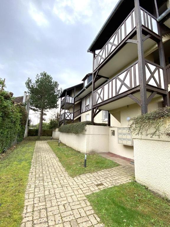 STUDIO AVEC TERRASSE PLEIN SUD - RÉSIDENCE LE FENIL AVENUE DE VERDUN A CABOURG - Chambres d'hôtes Cabourg