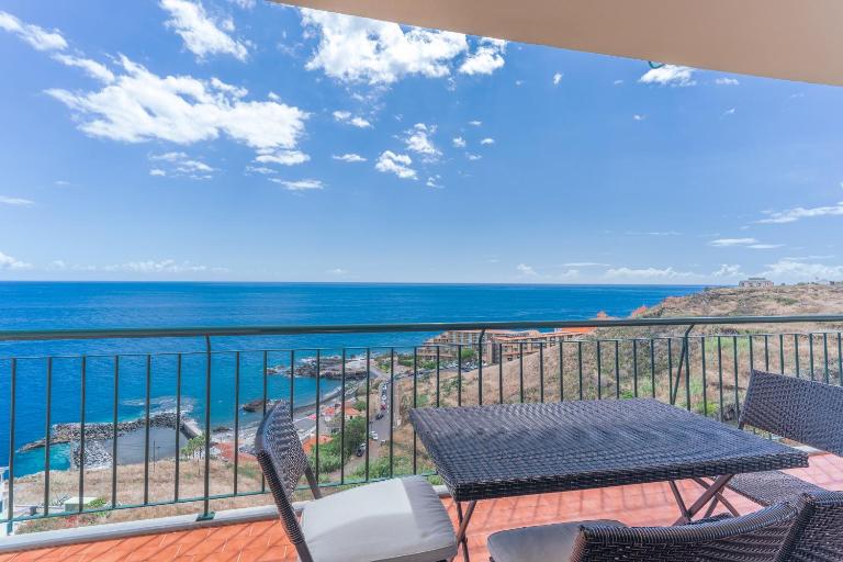Sunspot Reis Magos with sea view by Holiday Rental Madeira - B&B Caniço