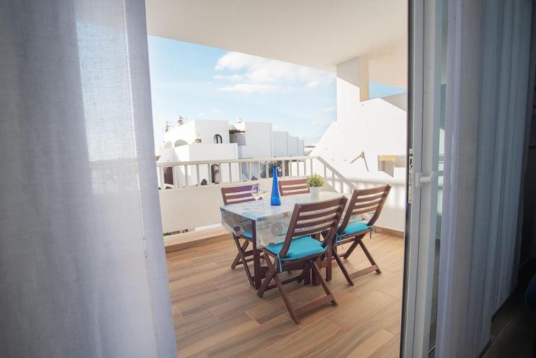 The 9 souls - pool view - B&B Costa Teguise