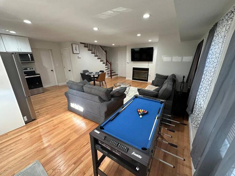 Modern Luxury Home With Fireplace & Game-Room - Bed and Breakfast Brockton