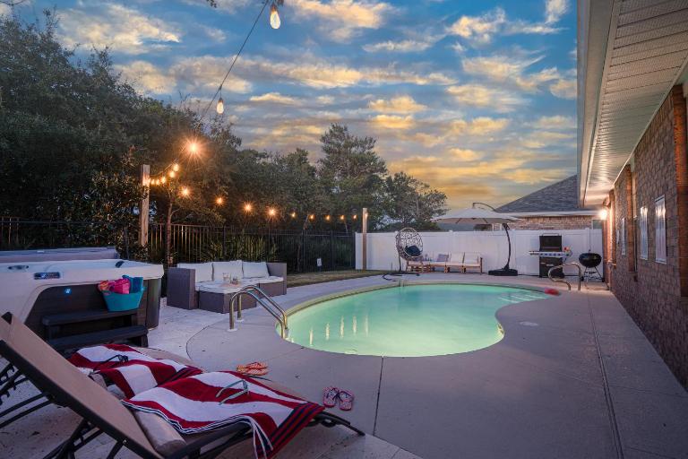 5 mins to beach with Heated Pool, Hot Tub, Golf Cart - Bed and Breakfast Destin