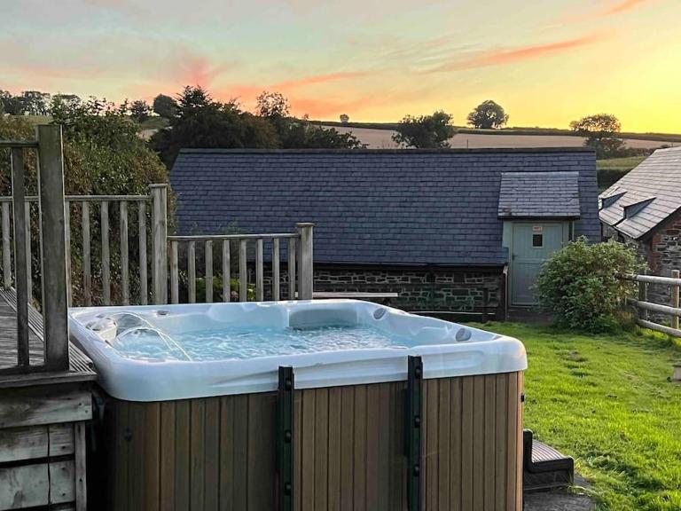 Countryside cottage with private garden & hot tub - Bed and Breakfast Lifton
