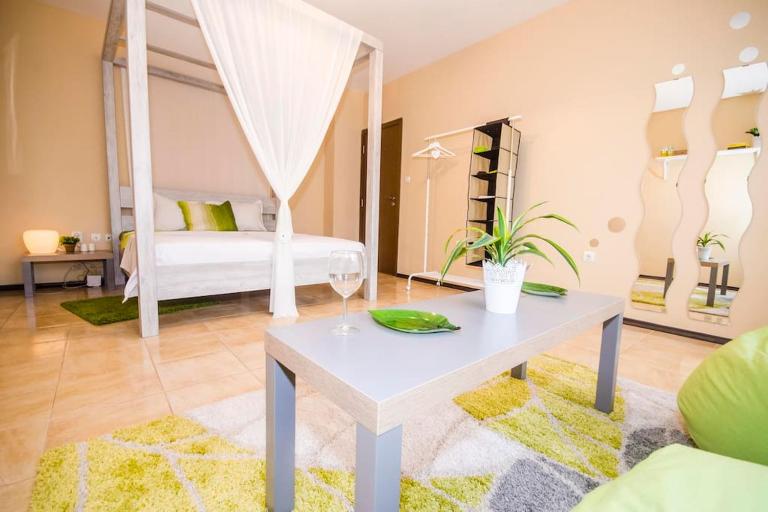 19 Cozy Central Apartment with Balcony - Bed and Breakfast Sofia