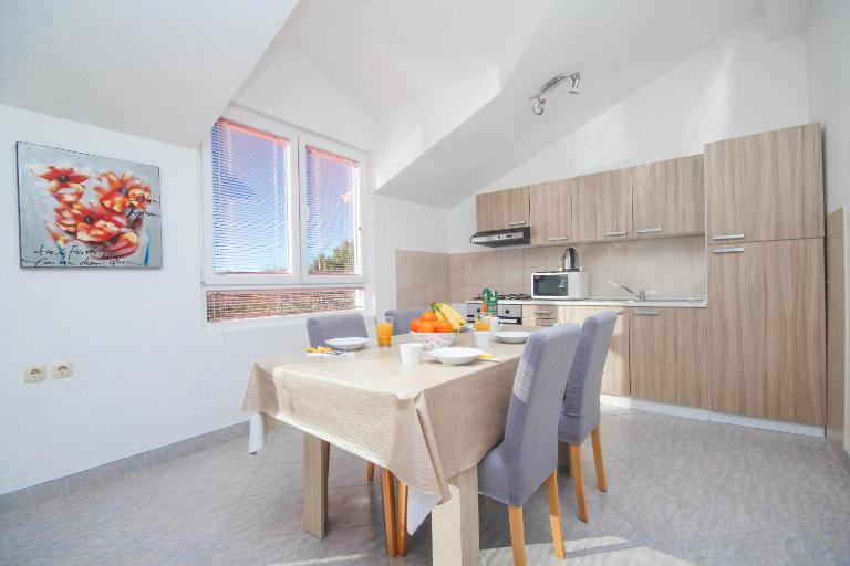 Apartment Kristina - Ferienwohnung Tribunj