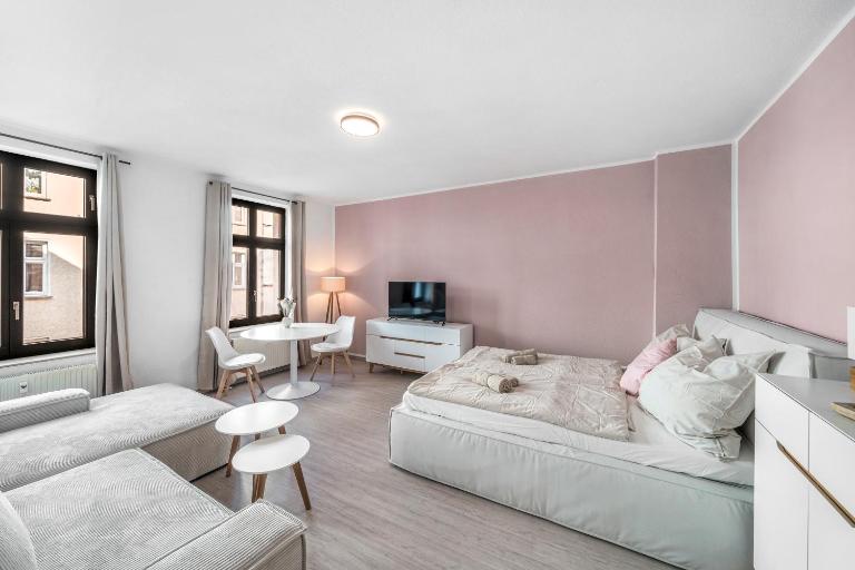 LeHaStays - Apartment Buckau 14 I Küche I WLAN I SmartTV I Innenhof - Chambres d'hôtes Magdebourg
