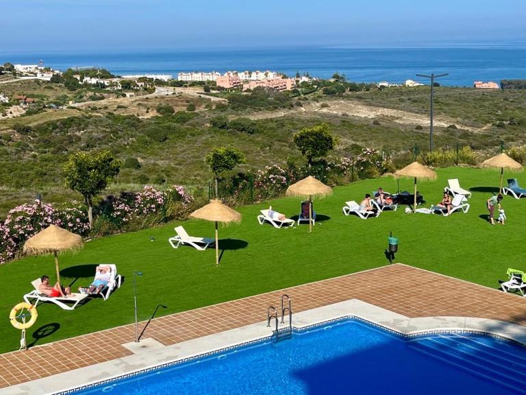 Small Oasis Nelson Mandela Apartment with sea view, two bedrooms, parking, terrace and pool - Chambres d'hôtes Manilva