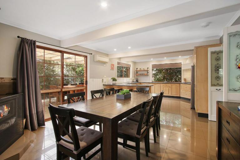 Tudor House - Large Family Home with shared pool - B&B Bright