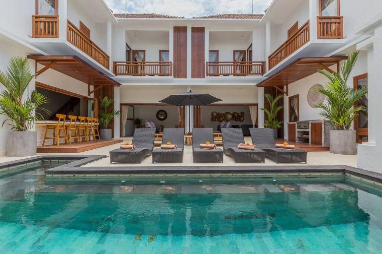 Villa Lima - 5 bdrs, BBQ, Living room with Ac and private pool - B&B Seminyak