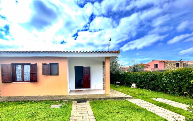 ISS Travel, La Mendula Holiday Home, 2 bedrooms-apartments with private outdoor area - B&B San Teodoro