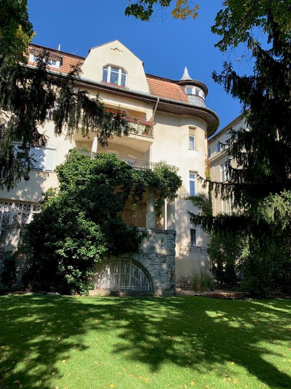 Superb Studio plus 40 sqm Terrace in the Greens of Buda City Centre - Ferienwohnung Budapest