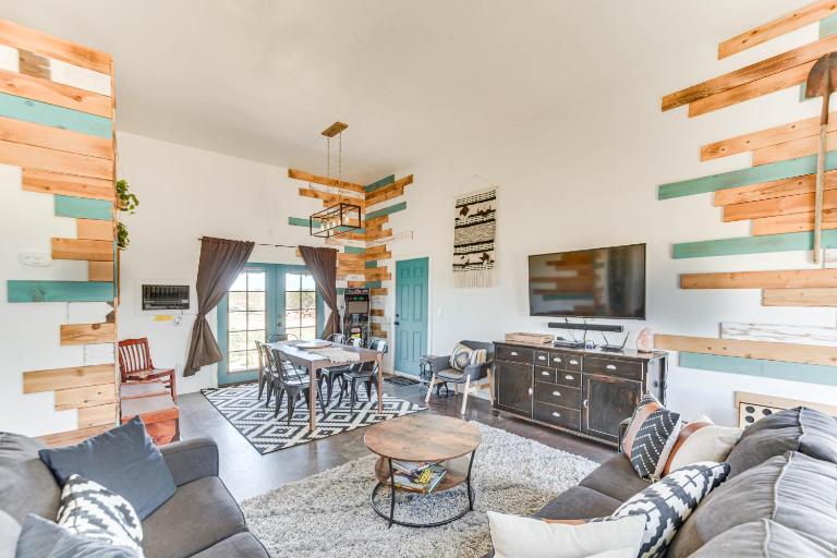 Quiet Oasis w/ Hot Tub: 21 Mi to Joshua Tree! - Chambres d'hôtes Landers