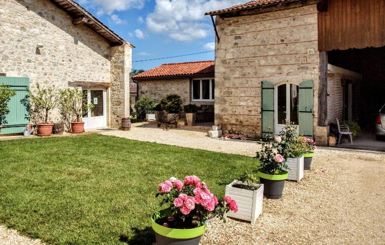Gîte Prune D'ente - 2 chambres - parking - piscine chauffée- terrasse - climatisation - B&B Bourran