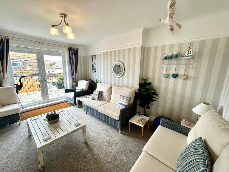 Sea View Three Bed Detached Home - With Parking - Next to Beach! - B&B Bournemouth