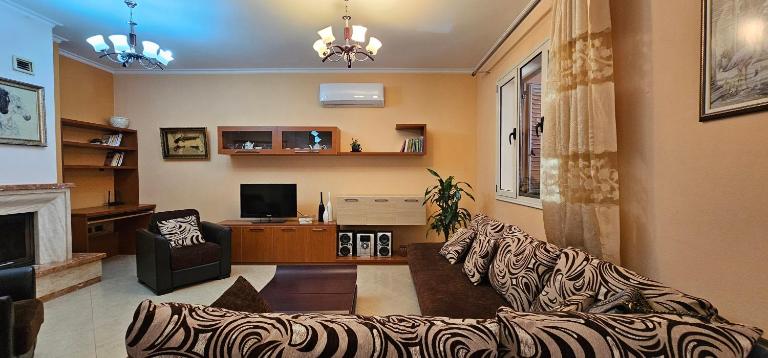 Klara's 3 BDR Self-Checkin Lungomare Apartment - B&B Valona