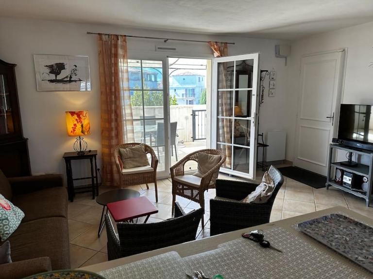 Marina 4 adultes 4 enfants piscine commune - B&B Aigues-Mortes