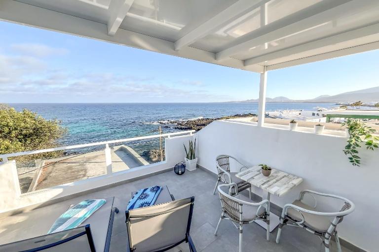 Casa Burgao Studio with large seaview terrace - B&B Punta Mujeres