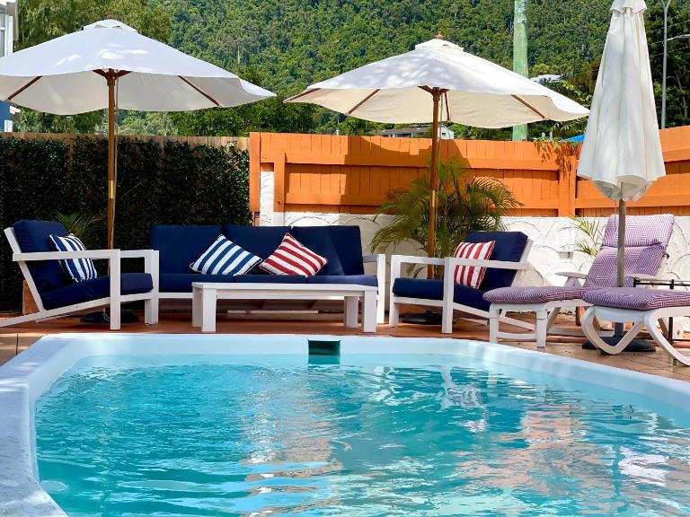 Paradise Court Holiday Units - Chambres d'hôtes Airlie Beach