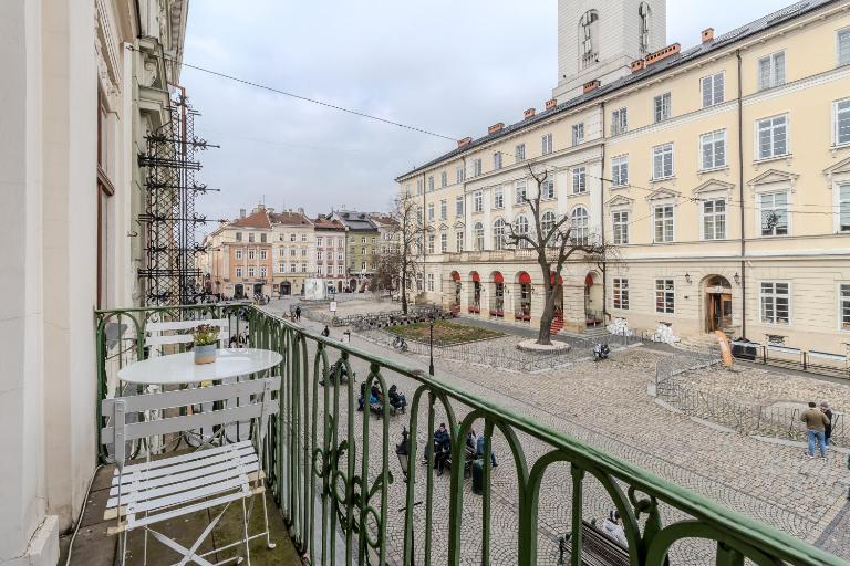 Rynok Square apartment with balcony - Bed and Breakfast Lviv