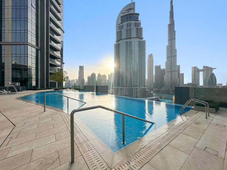 Modern 2BR with Harbor Views, Pool, & Concierge - Bed and Breakfast Dubai