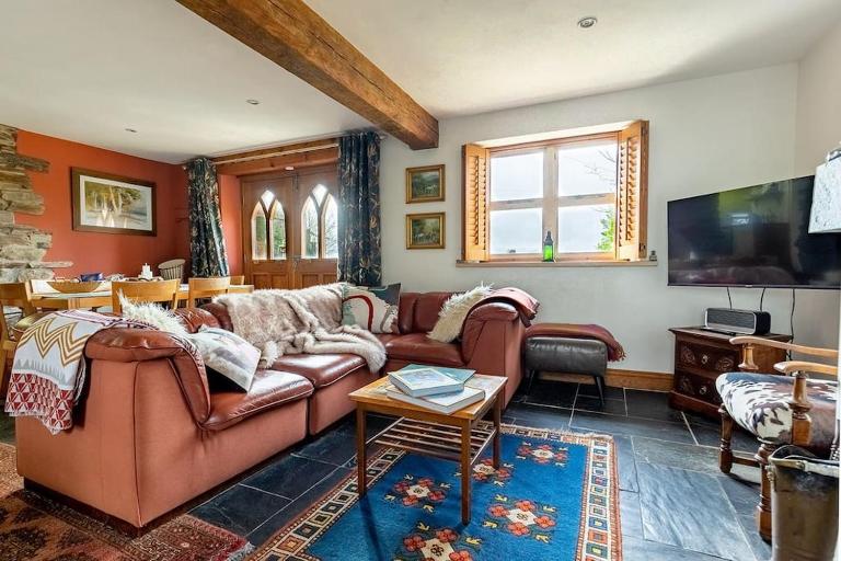 HIGH TREES BYRE - Two bed Cottage with Log Burner & Incredible Views - B&B Workington
