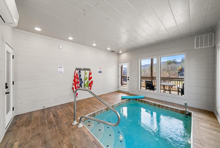 NEW Cabin - Heated Indoor Pool, Jacuzzi, Gameroom - B&B Pigeon Forge