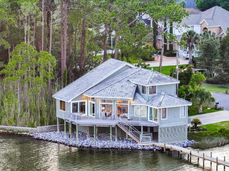 FEATURED ON HGTV'S MY LOTTERY DREAM HOME! Private dock, 15 minute boat ride to Crab Island, 20 minute drive to Destin, Pet Friendly - B&B Niceville