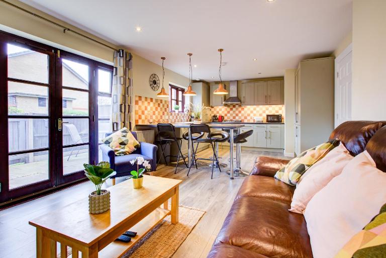 Spacious & Modern 2 Bed sleeps 5 in Walthamstow - B&B London