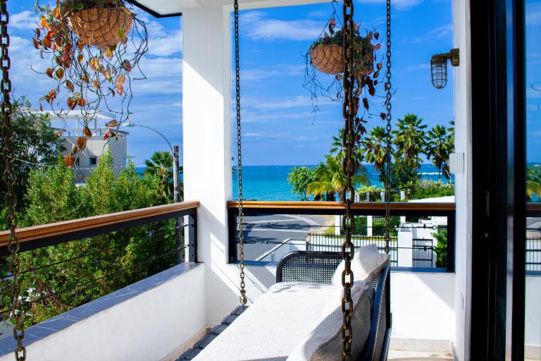 Villa Azure Ocean Park's Seaside Luxe Retreat - B&B San Juan