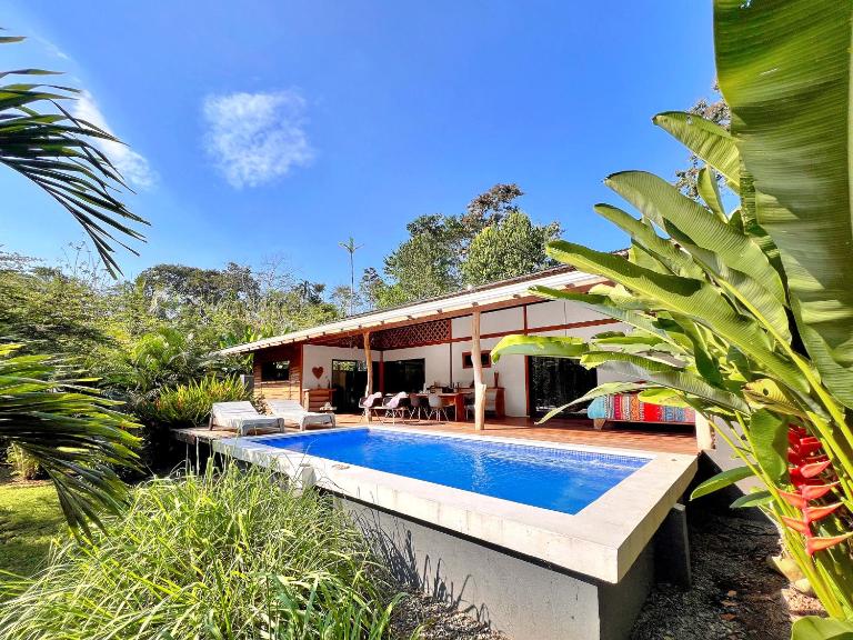 Whispering Wisdom, 3 Bed with Pool, Steps to Beach - B&B Tuba Creek