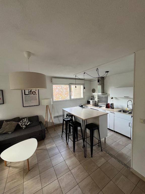 Charmant F2 Port Marianne (15 Min Plages/Centre-ville) - B&B Montpellier
