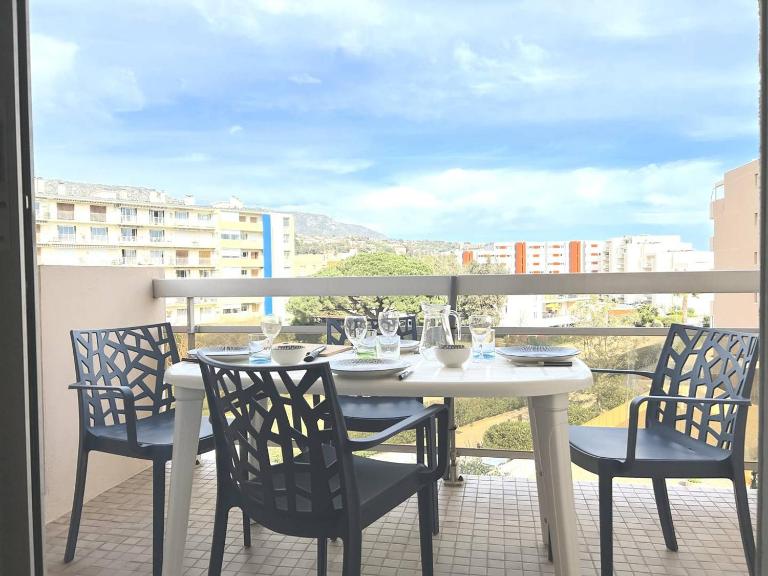 Studio calme avec coin nuit, terrasse et parking - Proche plage et commerces - FR-1-251-420 - B&B Le Lavandou