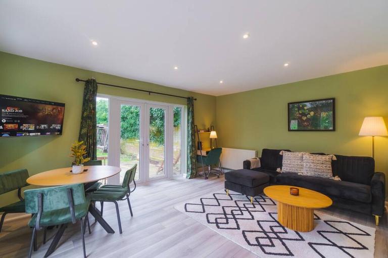 Wellness Escape by River, Sauna, Heated Pool, Hot Tub - Bed and Breakfast Windsor
