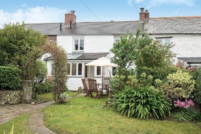 Lovely Cottage by Coastal Footpath & Surf Beaches! - B&B Bude