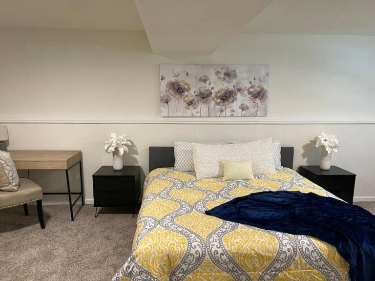 Escape to Tranquility in our Spacious 4-Bedroom Retreat - B&B Charlotte