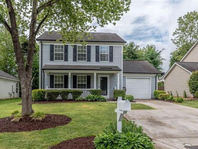 Spacious Pet-Friendly 3BR, Fenced Yard, Near CLT, Uptown & Motor Speedway - Chambres d'hôtes Concord