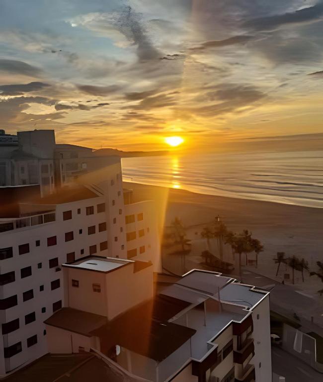Em frente ao quiosque Ocian na praia, pé na areia - B&B Praia Grande