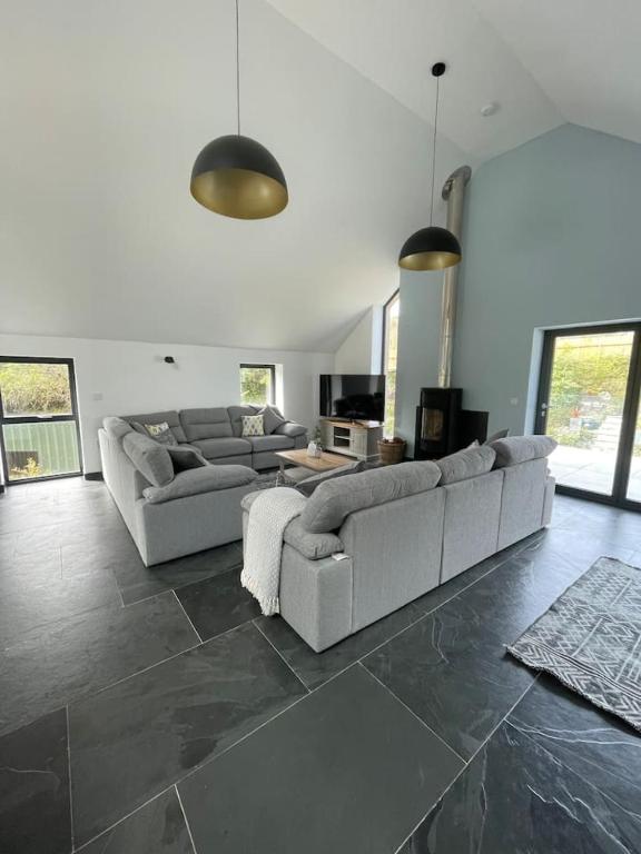 Gulland 4 Bed Sleeps 8 with Hot tub - B&B Treknow