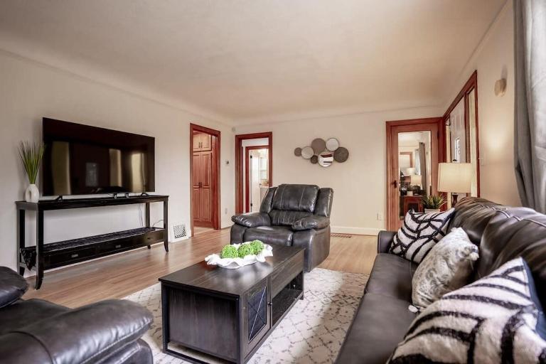Burien's 3-BR Middle Unit Retreat with Deck BBQ - Bed and Breakfast Burien