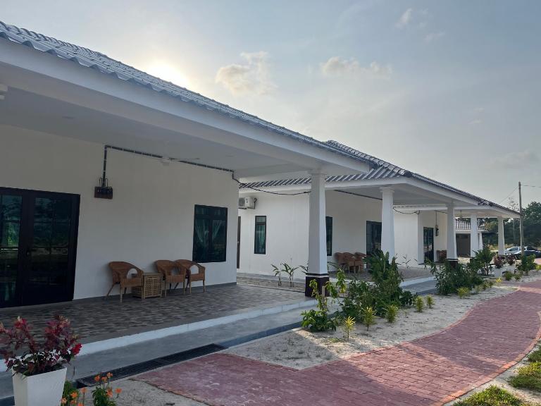 Ocean Cottage 1, Radiant Teluk Sari - B&B Kampung Mawar