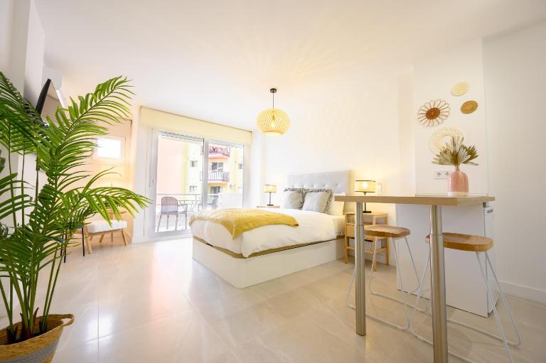 New studio, terrace, parking, and pool by 10ToSea - B&B Fuengirola