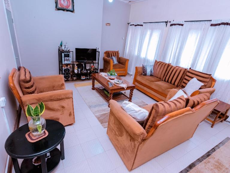 FARAJA HOMESTAY- Seamless Comfort in the Heart of the City - Free WiFi, Warm Hospitality, and Local Delights Await - B&B Moshi