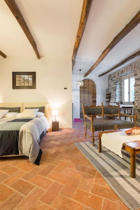 Medieval Stone Retreat with Lake Views - B&B Stresa