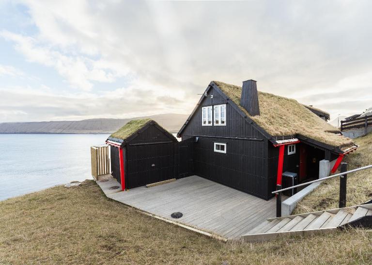 Seaside Escape - 2 Bedroom Home with Stunning Views - B&B Velbastaður