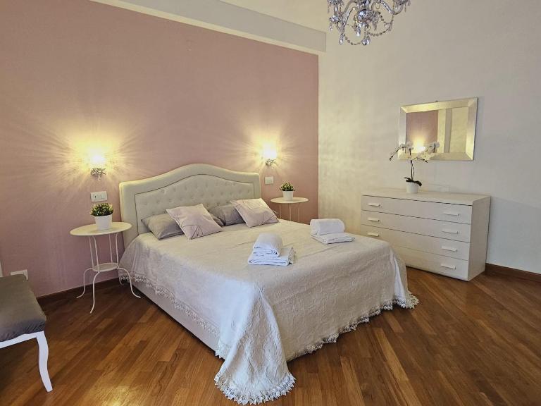 Queen Chic Apartment 2 - Bed and Breakfast La Spezia