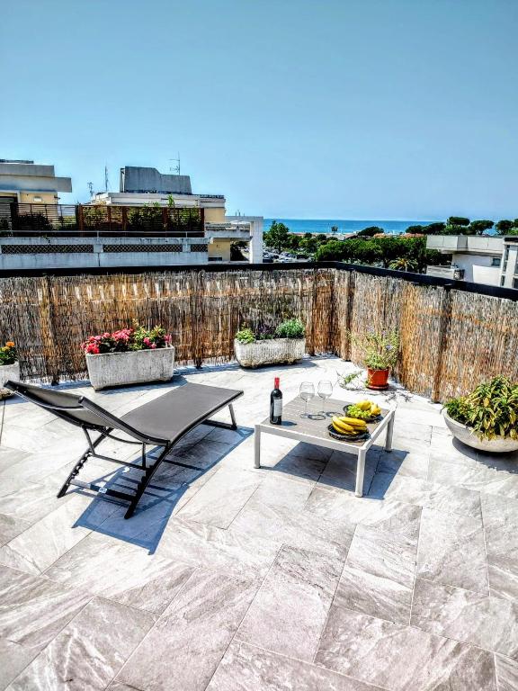 -Penthouse con Terrazza Panoramica -Free Parking- - Chambres d'hôtes Carrare
