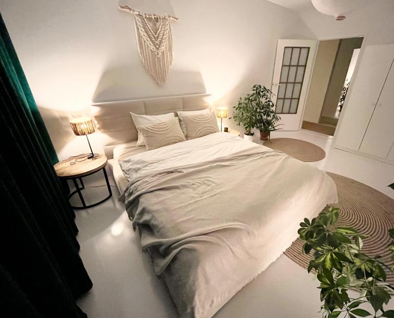 Urokliwy Azyl w Mieście: Komfort i Spokój, Projektor i HI-FI, 6 Minut Kolejką do Centrum. - Chambres d'hôtes Poznan